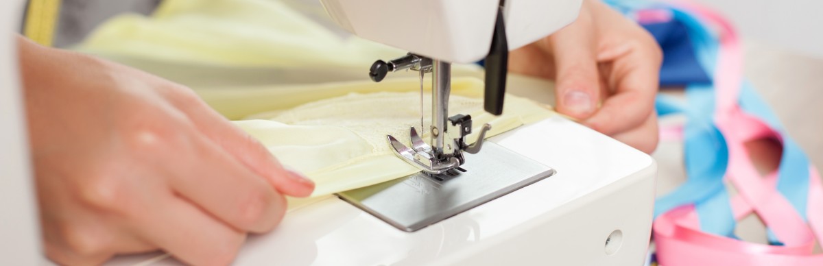 Sewing_Gestaltungsbilder_Naehmaschine_Hand_Stoff_shutterstock_306224759