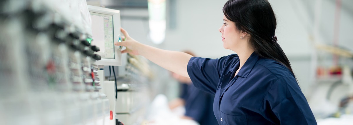 Schmetz_Industrie_Frau_Stickmaschine_GettyImages-586058740